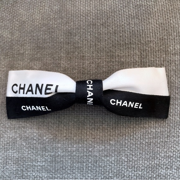 Authentic Chanel Gift Wrapping Ribbon on Barrette - Picture 4 of 16